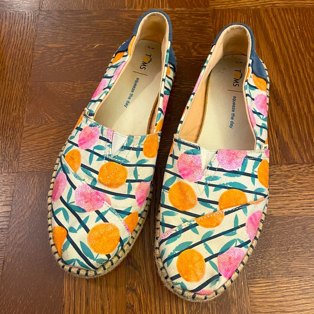 TOMS espadrille alpergatas | size 10 | striped and fruit print